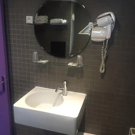 Du Parc Saint Charles 2* باريس