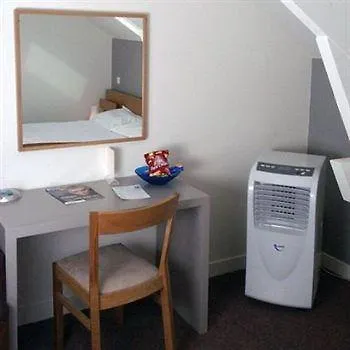 Du Parc Saint Charles 2* باريس