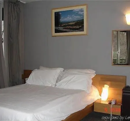 Du Parc Saint Charles 2* باريس