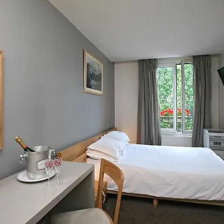 Du Parc Saint Charles 2* Parigi