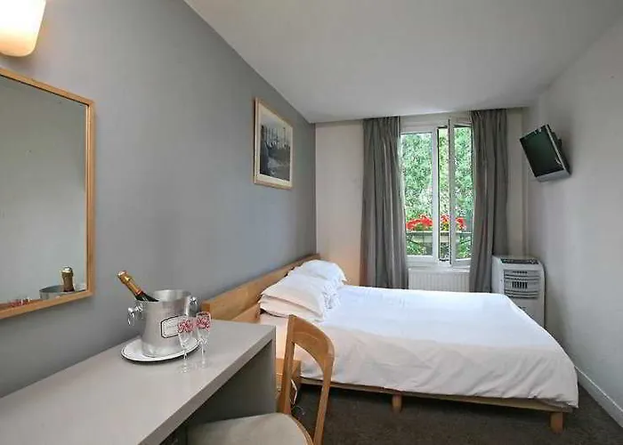 Du Parc Saint Charles 2* Παρίσι
